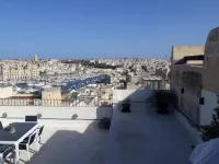 Spacious, 6-bedroom, 500 year old house of character, inc WiFI & AC in Senglea