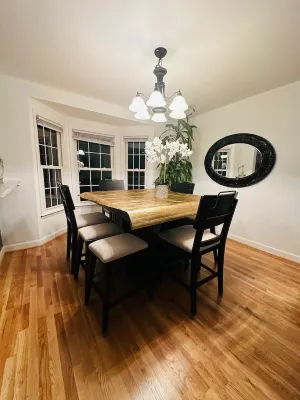 Spacious 5-bedroom house in lovely Alexandria with WiFi, AC Hotels in Groveton