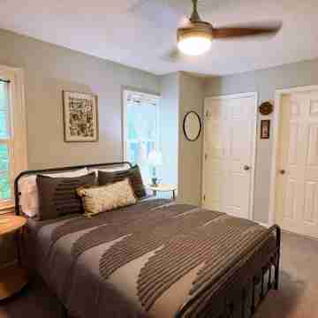 The Cottage Hill is a charming 3-bed house in a primary location in Greensboro Rooms