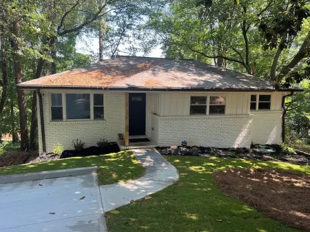 Newly renovated Hideaway 1 mile to the Marietta Square. Pet friendly!