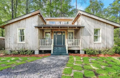 Woodsy Cottage in Downtown