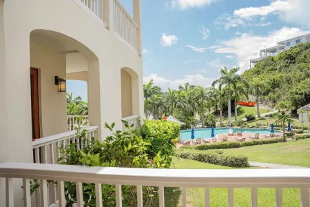 Lovely One Bedroom Apartment at Nonsuch bay