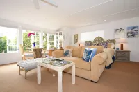 Charming Seashell Cottage Overlooking Garden