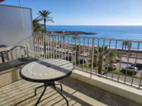 Lovely beachfront studio apartment with garage