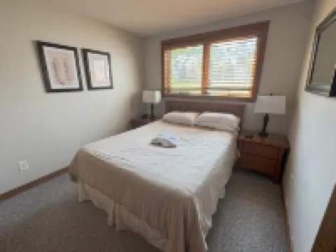 SUNRISE 3BR  - 2 Story Remodeled Condo -  SKI ON & OFF. Pool + Trailside