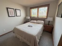 SUNRISE 3BR  - 2 Story Remodeled Condo -  SKI ON & OFF. Pool + Trailside