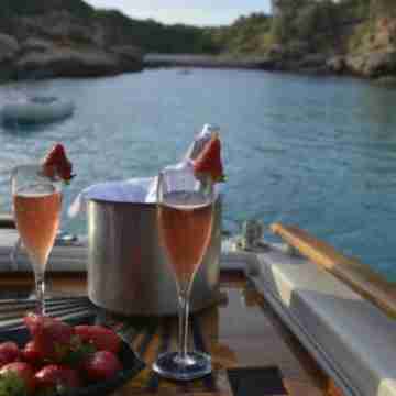 Sailboat moored in the exclusive port of Mahon, ideal for couples and friends. Dining/Meeting Rooms