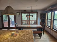 Charming 3-bedroom cabin with WiFi, AC in serene La Grange