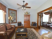 4-bedroom house in historic Berkeley Springs with AC, WiFi & Hot Tub Hotels in Berkeley Springs