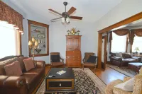 4-bedroom house in historic Berkeley Springs with AC, WiFi & Hot Tub Hotels in Berkeley Springs