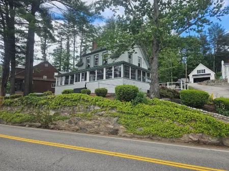 Cozy Lake house, Large Enclosed Porch, Private beach