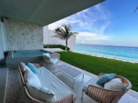 Spacious 4-bedroom villa with WiFi, AC in charming Cancún