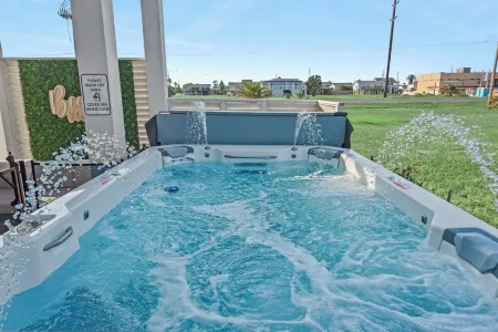Heated Pool-Hot Tub / 6 Bed 6 Bath / Steps to Beach