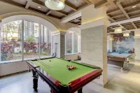 10 min from GOI airport! Family sized apartment w/deck. Pool. Sauna. Wi-Fi. Hotels in Chicalim