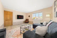 Bright & Modern 3-Bed House Next To Glasgow Airport - Wifi