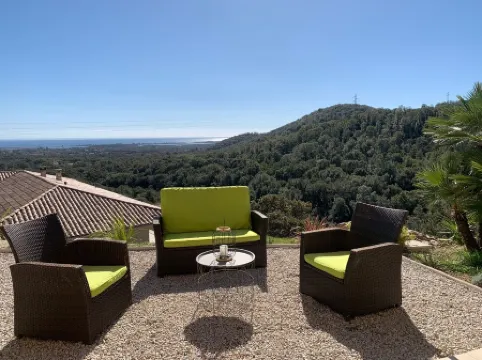 Appartement Avec Grande Terrasse vue mer et Maquis