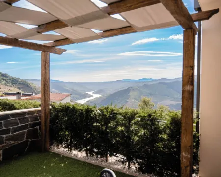 Socalcos do Douro House Hotels in Tabuaco