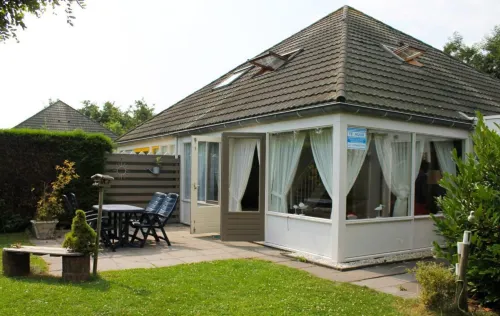 Bright Holiday Home Near Beach