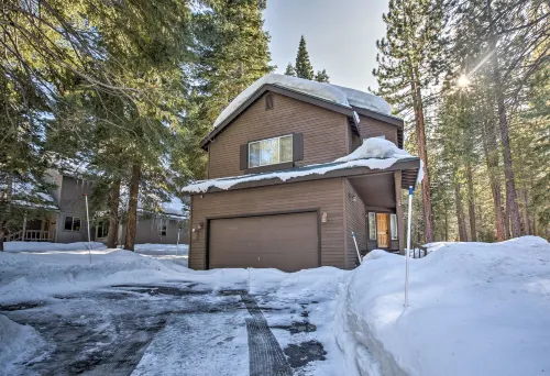 Cabin < 2 Mi to Tahoe Donner Downhill Ski Resort - Jacuzzi