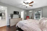 Stylish Home - Lrg Yard with Games Grill & Hot Tub