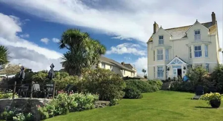 Sea views just yards from restaurants, pubs & shops. Sleeps 16-18, 8 x en-suite.