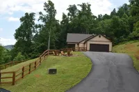 Private Retreat on 7 Acres, Mountain Views, Firepit, King Bed, Sleeps 6.