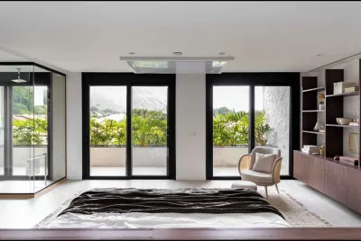 New Luxury Modern Beachside Villa  Walk to the Ocean in 10 Min Hotels in 