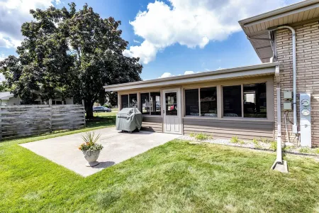 Spacious  Townhouse - 1 mile from Lambeau