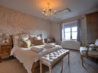 Cottage in Peak District with Scenic Views