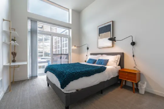 1BR + Den | Gym, Rooftop  | Bellevue | Sophari C Hotels in 