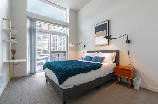 1BR + Den | Gym, Rooftop  | Bellevue | Sophari C