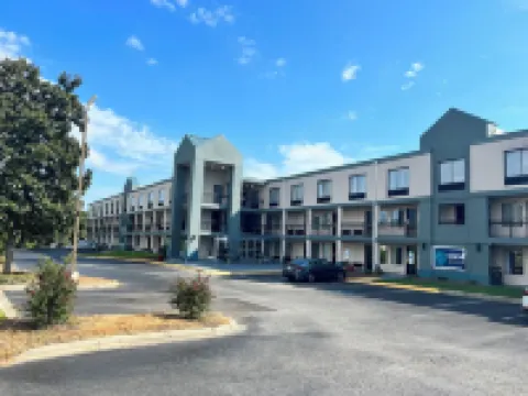 Clarion Pointe - Greensboro Coliseum Area Hotels in Guilford County