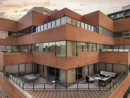 Element Calgary Downtown Отели рядом с достопримечательностью «Парк Эдворти»