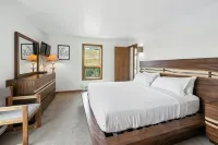Recently Updated Plaza  3 Bedroom Condo - No Cleaning Fee! by RedAwning Hotels in Crested Butte