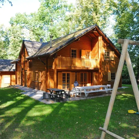 Spacious Chalet Located at Bomal with Hot Tub & Garden Parlour