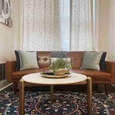 The Harrison F / Steps from Riverfront EVV 1BR/1BA Downtown Apartment Others