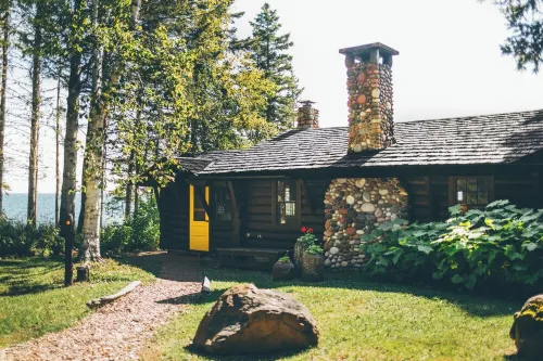 Storybook Northwoods Log Cabin on Lake Superior between Lutsen and Grand Marais