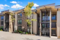 2Br Lake Dillon Escape w/ Pool & Hot Tub!