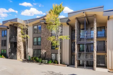 2Br Lake Dillon Escape w/ Pool & Hot Tub!