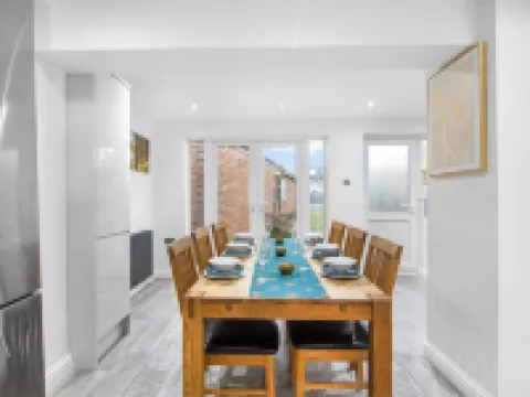 Gravesend 3 Beds by Jada Homes Hotels in Gravesend