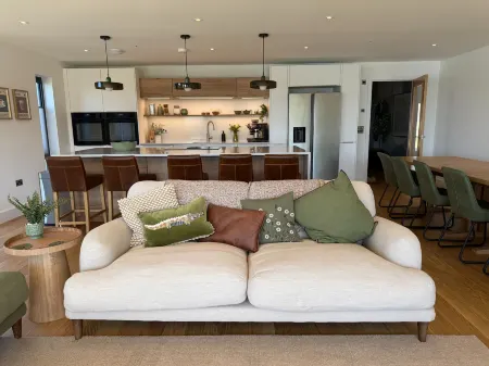 Still Waters Lakeside Retreat w t hot tub Slps 14 Отели рядом с достопримечательностью «St Michael’s Church»