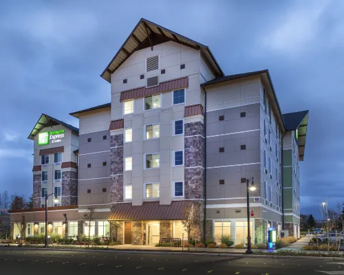 Holiday Inn Express & Suites SEATTLE SOUTH - TUKWILA by IHG Hotels near Foster Golf Links
