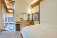 A Hanok with a beautiful garden - 4-Star