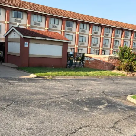 Coratel Inn & Suites by Jasper Santa Fe OKC Отели рядом с достопримечательностью «Ипподром «Ремингтон Парк»»
