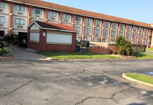 브로드웨이 인 & 스위트 OKC