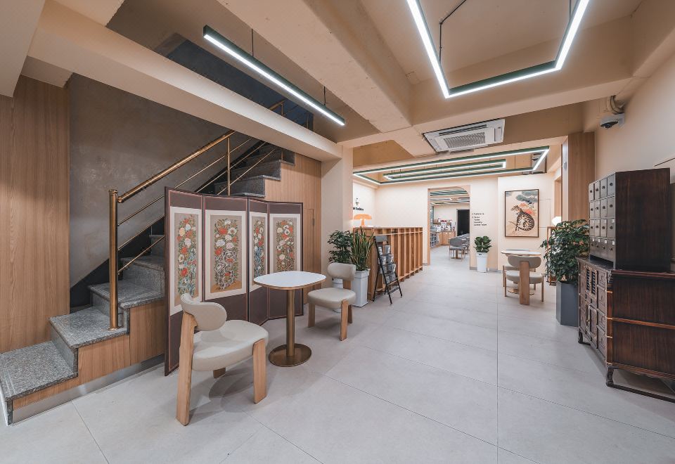 경주 호텔 꿀스테이의 세련된 로비 또는 공용 공간