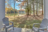 Steps to Lake Tanglwood: Tranquil Wooded Retreat - de charme