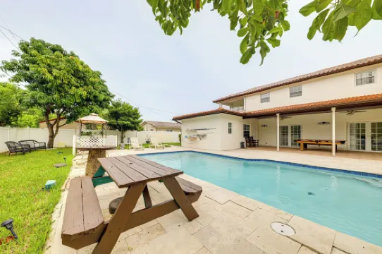 ว่ายน้ำ, บาร์บีคิว & เกม: บ้าน 4 ไมล์ถึงปอมปาโนบีช!