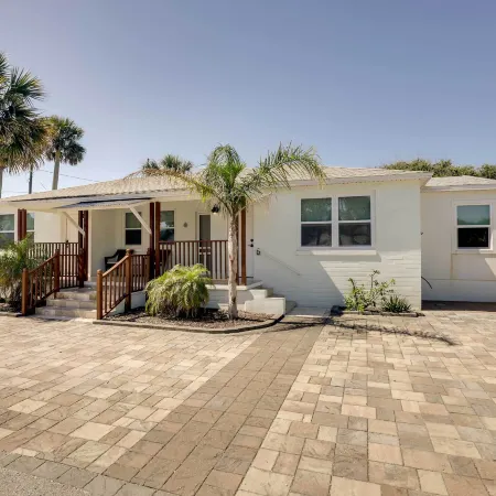 St Augustine Cottage w/ Fire Pit - Walk to Pier!