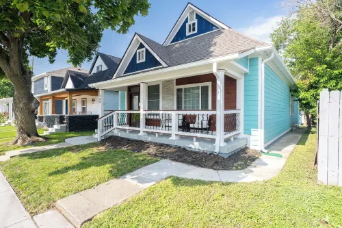 Spacious 5-Bedroom Blue Bungalow - Bungalows